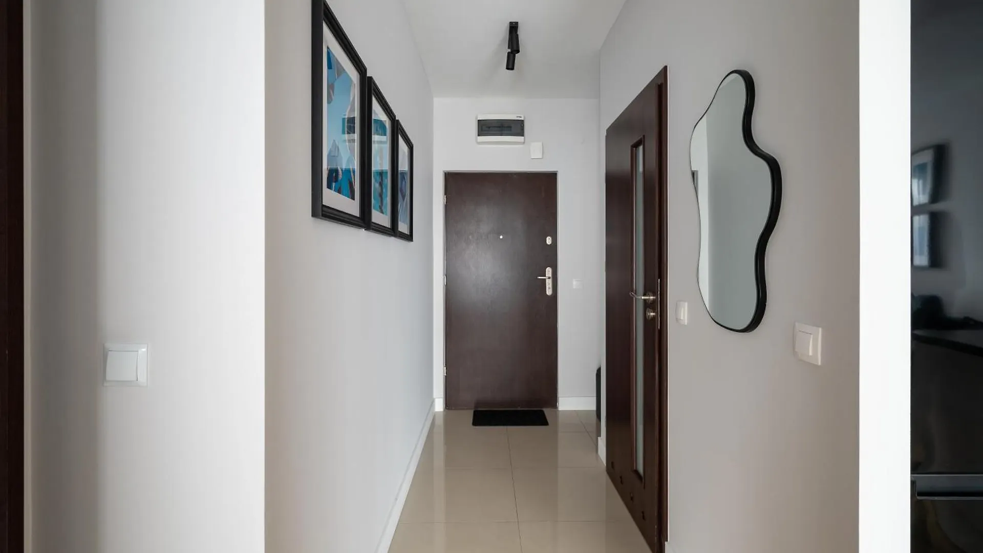 Metro Mlynow Homely Apartment Warsaw