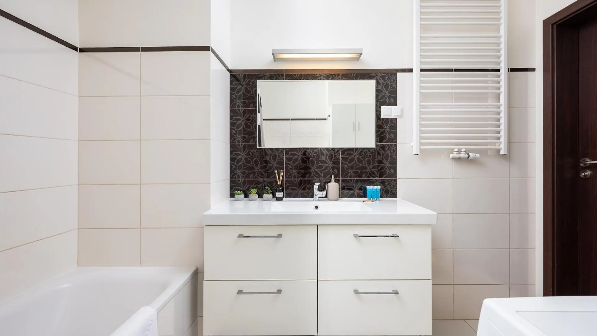 Metro Mlynow Homely Apartment Warsaw