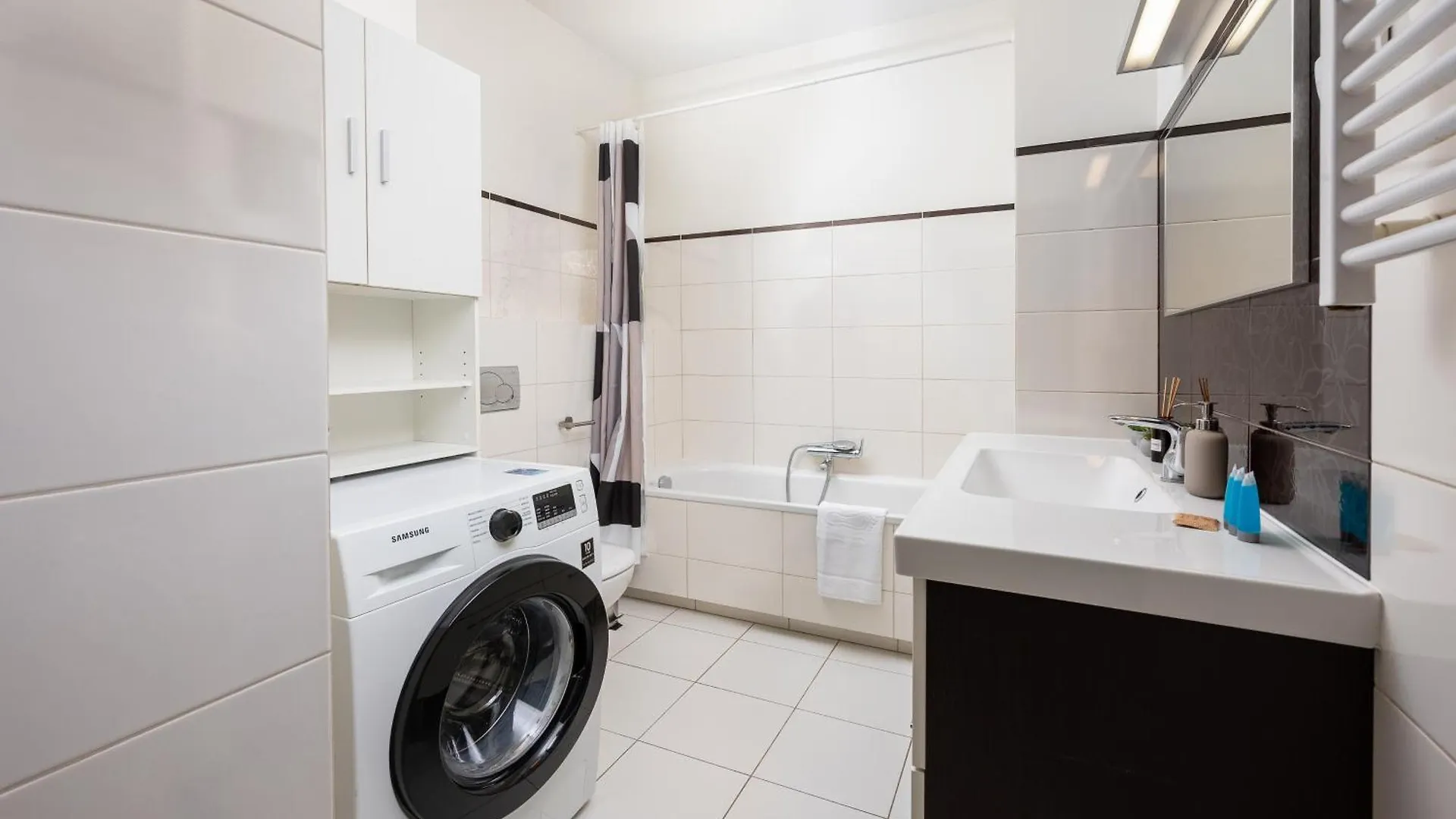 Metro Mlynow Homely Apartment Warsaw